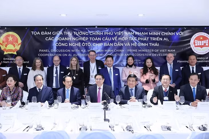 Thủ tướng Phạm Minh Chính với các doanh nghiệp trí tuệ nhân tạo và công nghệ. Ảnh: TTXVN