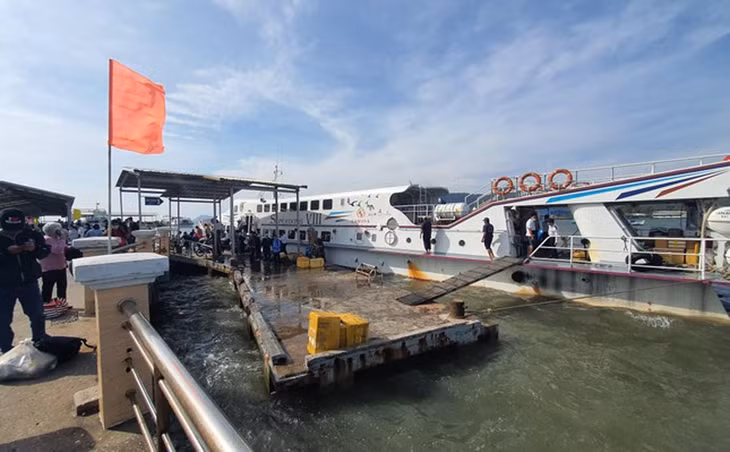 Thời tiết xấu, tàu đi Phú Quốc tạm ngưng hoạt động.