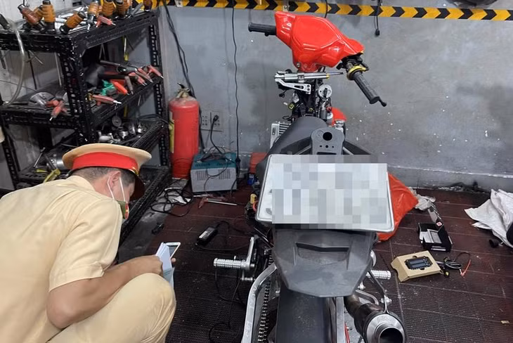 Cảnh sát kiểm tra một xe máy đang được độ chế