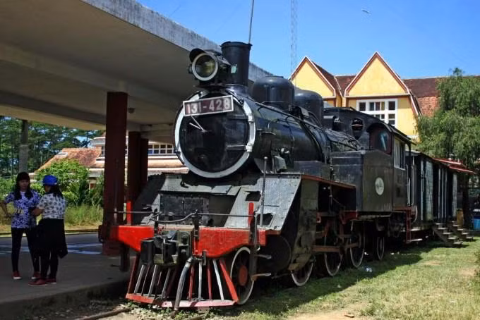 Nhà ga Đà Lạt hoàn thành năm 1938, điểm cuối cùng của tuyến đường sắt răng cưa, đã được công nhận di tích lịch sử cấp quốc gia