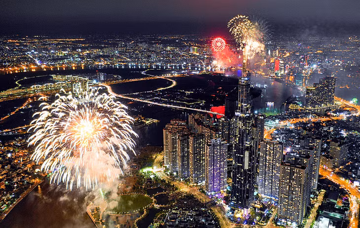 Pháo hoa được bắn ở toà nhà Landmark 81 mừng thống nhất đất nước 30/4/2019