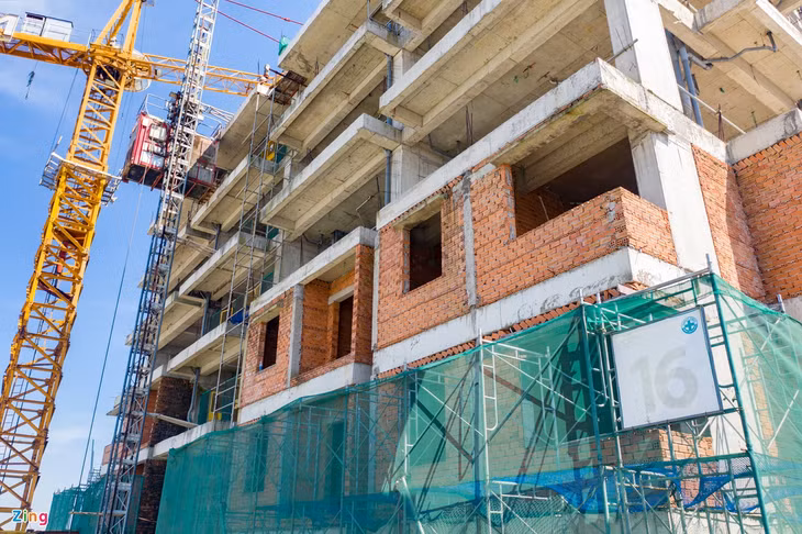 Giá các căn hộ tại đây khoảng 22 - 23 triệu đồng/m2. Nhiều khách hàng cho biết đã đóng tiền cho chủ đầu tư được khoảng 70% giá trị căn hộ.