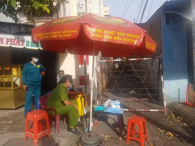 Khu dân cư trên địa bàn quận 6 nơi bé trai 14 tháng tuổi nhiễm bệnh từ giáo viên Anh ngữ đang được phong tỏa