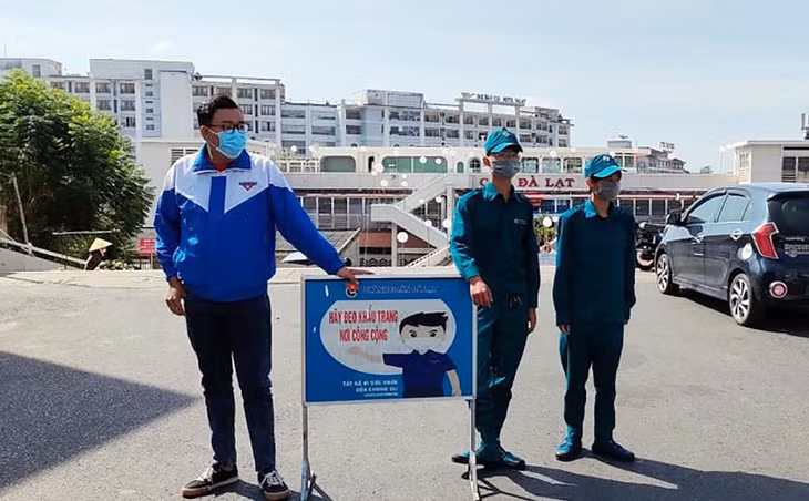 Chốt chặn vận động tuyên truyền người dân đeo khẩu trang trước chợ Đà Lạt Chốt chặn vận động tuyên truyền người dân đeo khẩu trang trước chợ Đà Lạt