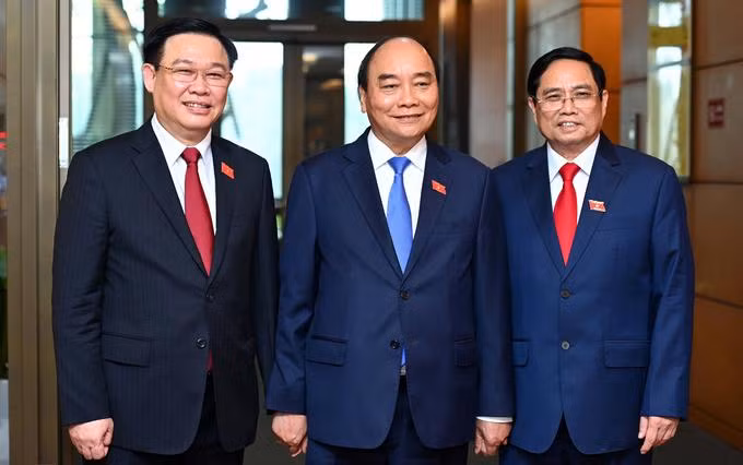 Từ trái qua: Chủ tịch Quốc hội Vương Đình Huệ, Chủ tịch nước Nguyễn Xuân Phúc, Thủ tướng Phạm Minh Chính bên hành lang Quốc hội kỳ họp thứ 11, Quốc hội khóa XIV.