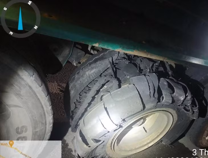 Một chiếc xe bị vỡ lốp trên cao tốc Cam Lộ - La Sơn Một chiếc xe bị vỡ lốp trên cao tốc Cam Lộ - La Sơn