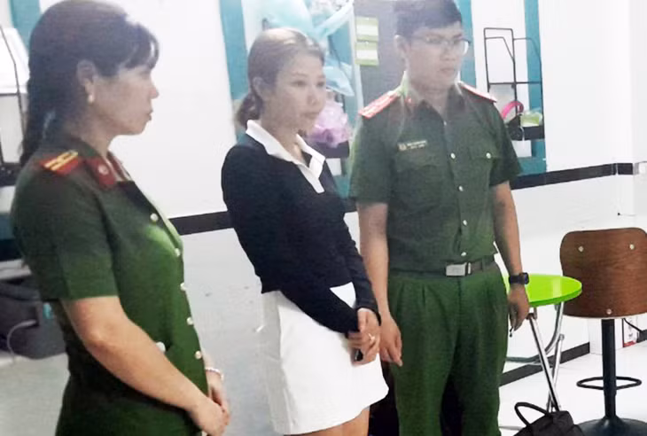 Nguyễn Thị Tuyết Nhung (áo đen) khi cảnh sát đọc lệnh bắt Nguyễn Thị Tuyết Nhung (áo đen) khi cảnh sát đọc lệnh bắt