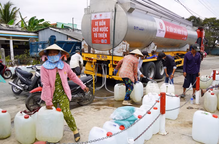 Người dân tại xã Tân Phước, huyện Gò Công Đông, Tiền Giang xin nước ngọt từ xe bồn từ thiện