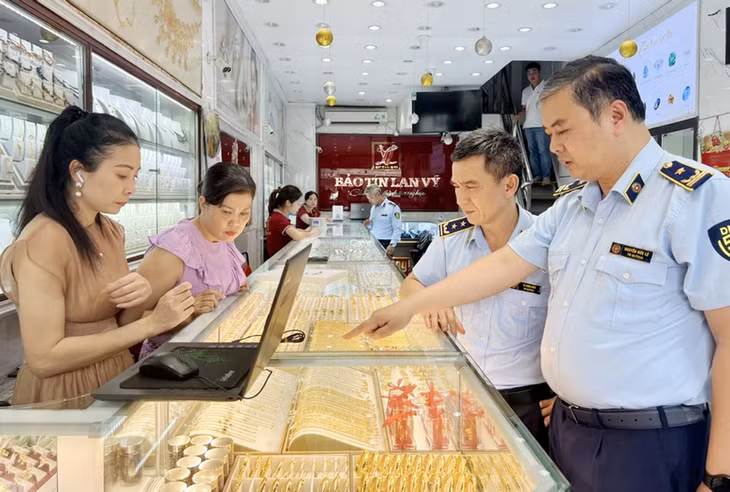 Lực lượng QLTT kiểm tra một cơ sở kinh doanh vàng ở Hà Nội Lực lượng QLTT kiểm tra một cơ sở kinh doanh vàng ở Hà Nội