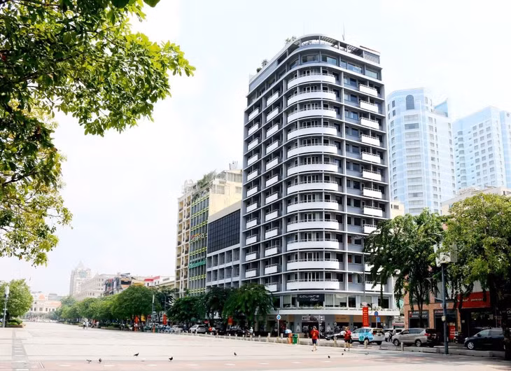 Mặt tiền Khách sạn Palace Saigon nhìn từ phố đi bộ Nguyễn Huệ (Quận 1, TP.HCM) Mặt tiền Khách sạn Palace Saigon nhìn từ phố đi bộ Nguyễn Huệ (Quận 1, TP.HCM)