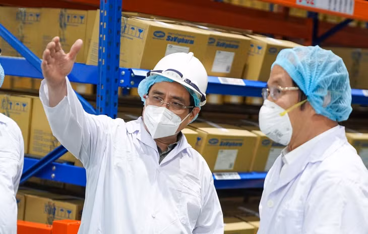 Chuyến làm việc của Thủ tướng diễn ra trong bối cảnh số ca nhiễm SARS-CoV-2 ở TP.HCM đã vượt 12.000 (tính đến trưa 11/7). Dịch lây lan sang nhiều tỉnh ở khu vực phía Nam. Nhiều tỉnh phải áp dụng Chỉ thị 15, 16 và siết chặt các biện pháp phòng, chống dịch Covid-19.