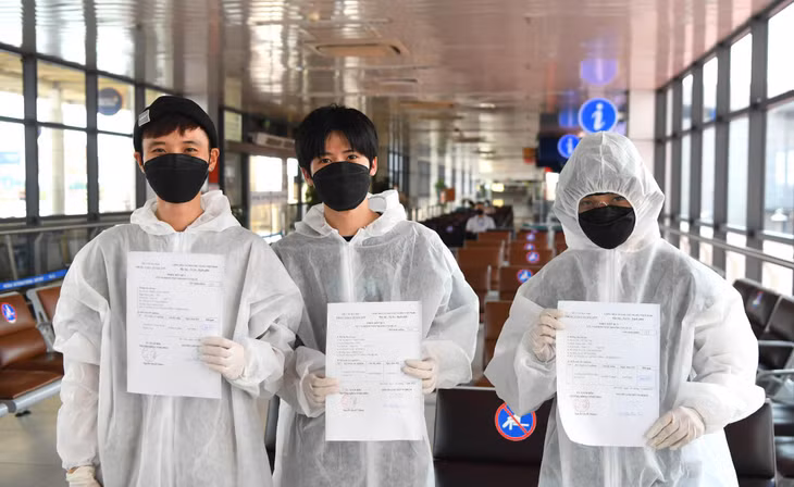 Thu và nhóm bạn của mình đều nhận kết quả âm tính sau lần test nhanh Covid-19. Nhóm bạn này hiện đang sinh sống tại TPHCM ra Hà Nội công tác và trở về nhà trong chuyến bay chiều 14/7.