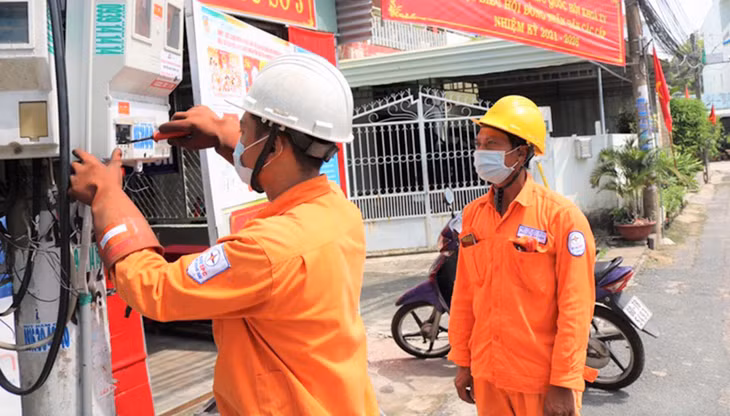 Công nhân điện lực Đồng Nai kiểm thường xuyên tra lưới điện đảm bảo cấp điện trong tình hình dịch Covid-19 lan rộng