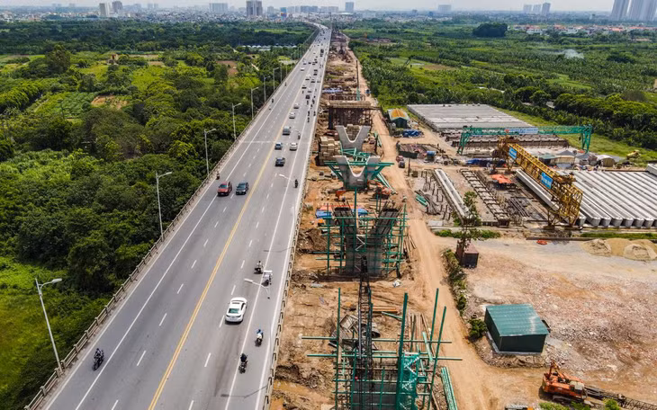 Theo chỉ huy công trường dự án cầu Vĩnh Tuy 2, đến nay, ngoài gói thầu số 5 mới triển khai, cả 4 gói thầu còn lại đã đạt 30-35% khối lượng thi công.