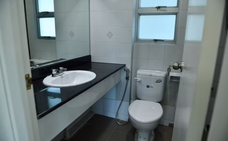 Công trình phụ nhỏ hẹp nhưng đầy đủ chức năng.