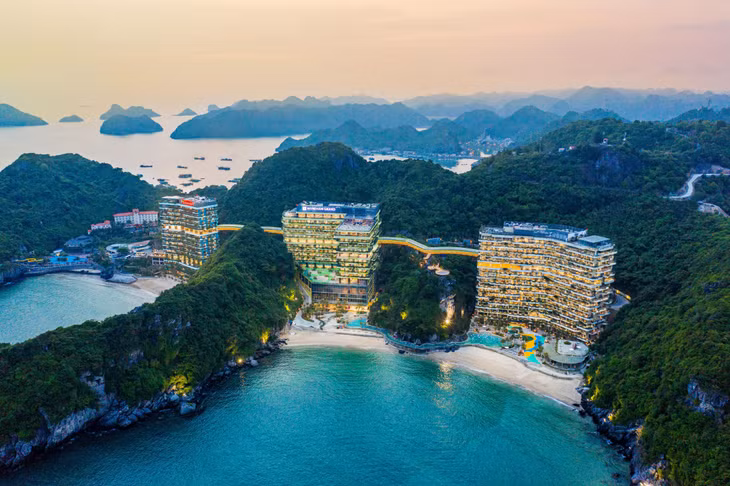Flamingo Cát Bà có địa thế hoàn hảo, lưng tựa núi, mặt hướng biển, hưởng trọn tầm nhìn hoàn hảo ra vịnh Lan Hạ - Top vịnh đẹp nhất thế giới.