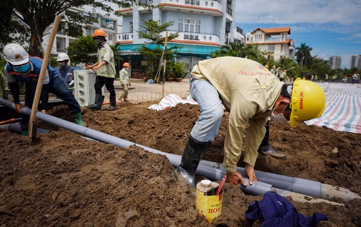 Sáng 16/7, công nhân gấp rút thiết lập đường ống nước để chuẩn bị đổ bê tông mặt sàn đầu tiên đêm nay. Đây là khối nhà văn phòng, gọi là khu A, nơi điều hành bệnh viện dã chiến.