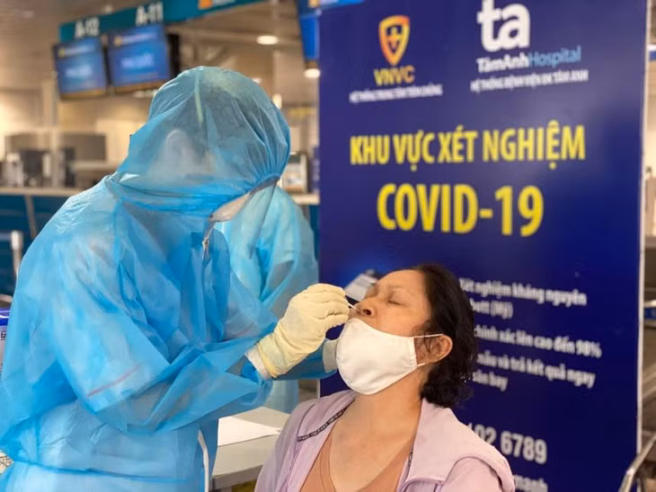Một khu vực tại nhà ga Tân Sơn Nhất được quây lại làm nơi lấy mẫu xét nghiệm Covid-19