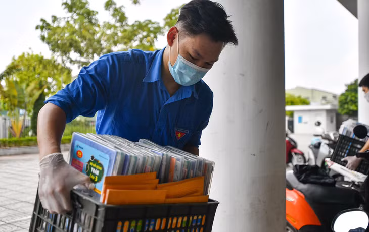 Sau khi kiểm tra lại số lượng, thông tin, các thành viên chia thành 4 nhóm tương ứng với các lớp và bắt đầu di chuyển.