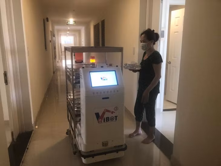 Vibot-2 phục vụ đơn cơm cho bệnh nhân tại Bệnh viện Dã chiến số 7, TP.HCM