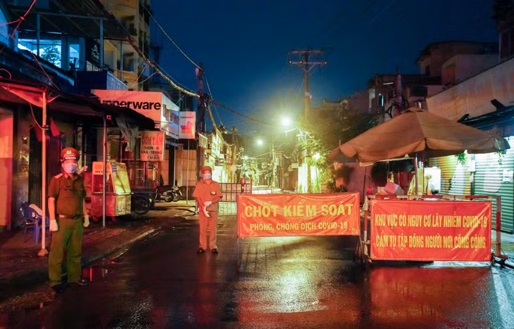 Từ 0h ngày 23/8, người không thuộc trong 16 nhóm đối tượng được ra đường hoặc không mang đầy đủ giấy tờ hợp lệ đều sẽ bị từ chối khi đi qua chốt kiểm soát dịch