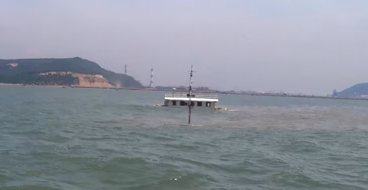 Tàu Thành Hưng 41 nổi một phần cabin lập lờ trên mặt nước sau sự cố