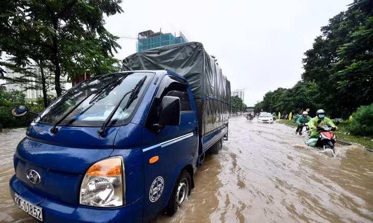 Đây là đoạn đường mỗi lần mưa lớn và kéo dài 30 phút trở lên đều bị ngập. Anh C. lái xe từ Sơn Tây xuống Hà Nội, cho biết trước khi đi anh không nghĩ mưa to và ngập sâu đến vậy. Khi tới đây, chiếc xe tải của anh bị chết máy.