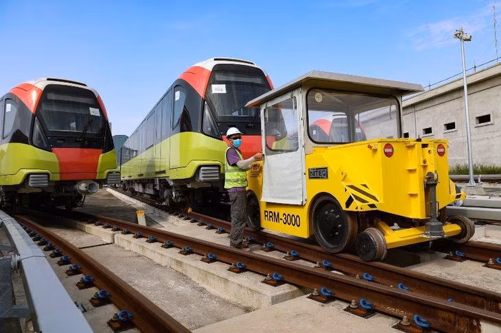 Lắp đặt xong, các đoàn tàu sẽ được máy cẩu chuyên dụng đưa ra tuyến để hoàn thiện các công việc khác trước khi "kích hoạt" đầu máy.