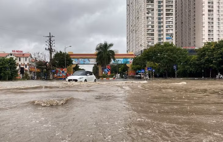 Cổng vào Thiên đường Bảo Sơn, xã An Khánh, huyện Hoài Đức bị ngập nhiều giờ. Hình ảnh lúc 12h15 trưa 11/10.