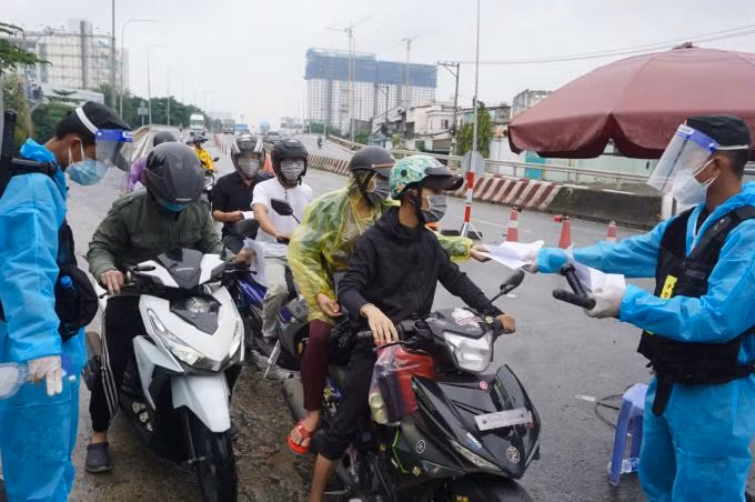 Người dân xuất trình giấy tờ để kiểm tra tại chốt kiểm soát cầu Vĩnh Bình, giáp TP. Thủ Đức và tỉnh Bình Dương Người dân xuất trình giấy tờ để kiểm tra tại chốt kiểm soát cầu Vĩnh Bình, giáp TP. Thủ Đức và tỉnh Bình Dương