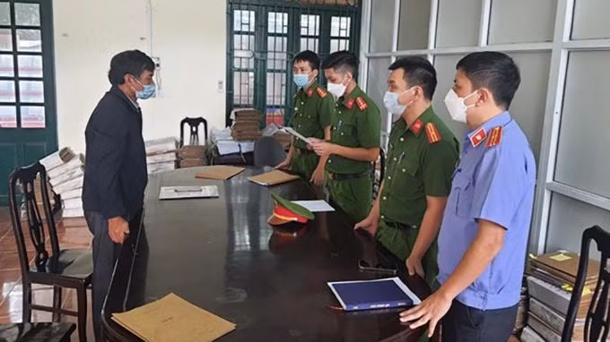 Cảnh sát đọc lệnh khởi tố các bị can