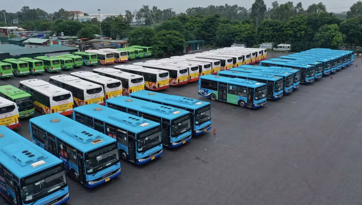 Xe buýt tại bến Cầu Biêu trong những ngày Hà Nội giãn cách xã hội