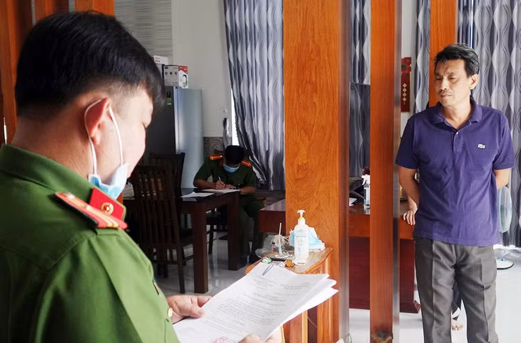 Công an thi hành lệnh bắt bị can Bùi Quốc Việt