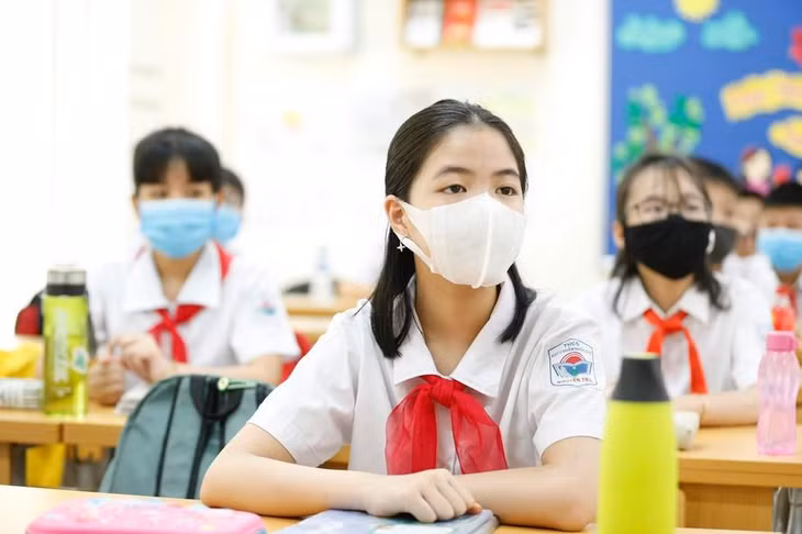 Cho học sinh đi học trực tiếp ở địa bàn có dịch ở cấp độ 1 và cấp độ 2.