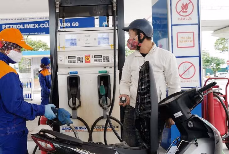 Ngày 11/10, giá xăng có thể tăng 1.000 đồng/lít Ngày 11/10, giá xăng có thể tăng 1.000 đồng/lít