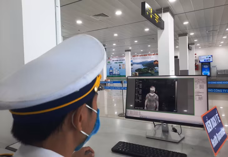 Nhân viên Cảng hàng không Chu Lai kiểm tra y tế hành khách ra vào sân bay Nhân viên Cảng hàng không Chu Lai kiểm tra y tế hành khách ra vào sân bay