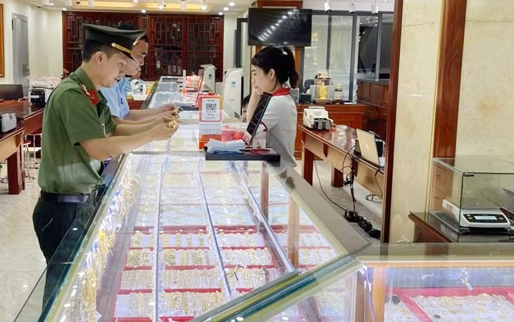 Lực lượng quản lý thị trường Nghệ An phối hợp với công an tỉnh để kiểm tra xử lý vi phạm