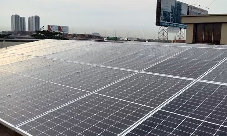 Một góc hệ thống điện mặt trời áp mái tại Cảng Đồng Nai