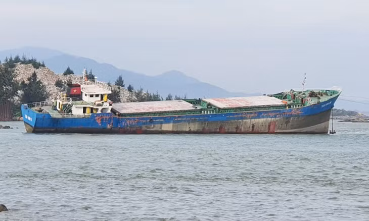 Tàu Tuấn Minh bị nghiêng sau tai nạn Tàu Tuấn Minh bị nghiêng sau tai nạn