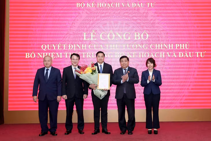 Bộ trưởng Nguyễn Chí Dũng cùng các Thứ trưởng chúc mừng tân Thứ trưởng Nguyễn Đức Tâm. Ảnh: Đức Trung