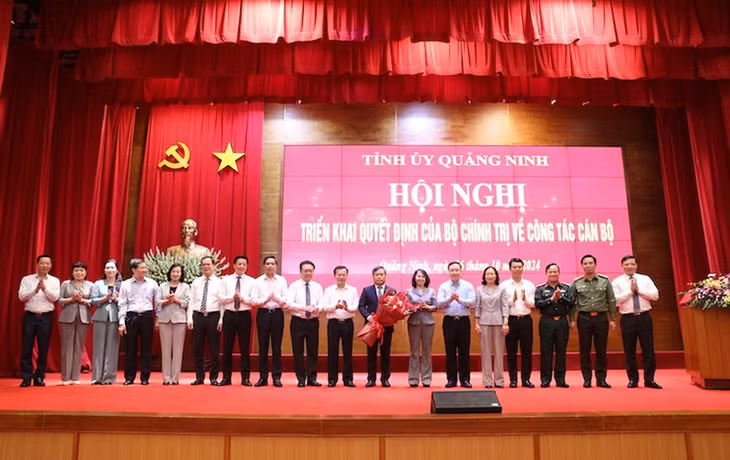 Tập thể lãnh đạo tỉnh Quảng Ninh chúc mừng ông Vũ Đại Thắng