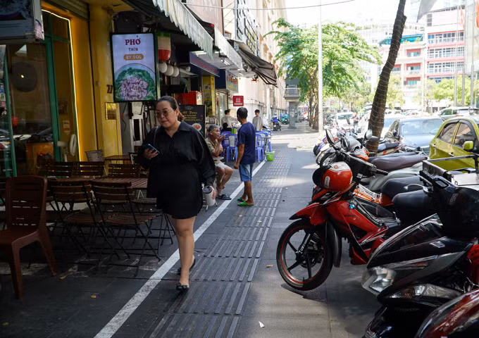 Đường Hải Triều (Quận 1, TP.HCM) - một trong những tuyến cho sử dụng vỉa hè có thu phí Đường Hải Triều (Quận 1, TP.HCM) - một trong những tuyến cho sử dụng vỉa hè có thu phí