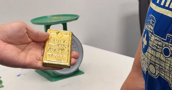 Hải quan Cửa khẩu sân bay Quốc tế Nội Bài phát hiện 1 người nước ngoài mang miếng kim loại hình chữ nhật, màu vàng, khối lượng khoảng 1kg, không khai báo hải quan khi nhập cảnh vào Việt Nam