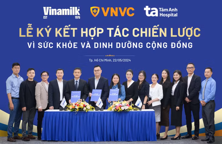 Lãnh đạo Vinamilk, Hệ thống trung tâm tiêm chủng VNVC và Bệnh viện Đa khoa Tâm Anh ký hợp tác chiến lược. Ảnh: Vi Nam