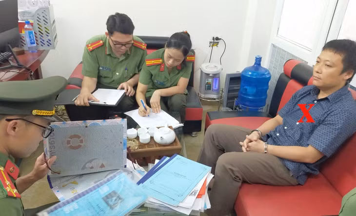 Khám xét nơi làm việc của bị can Lê Huy Hoàng, Phó Giám đốc Chi nhánh Văn phòng Đăng ký đất đai TP. Sầm Sơn