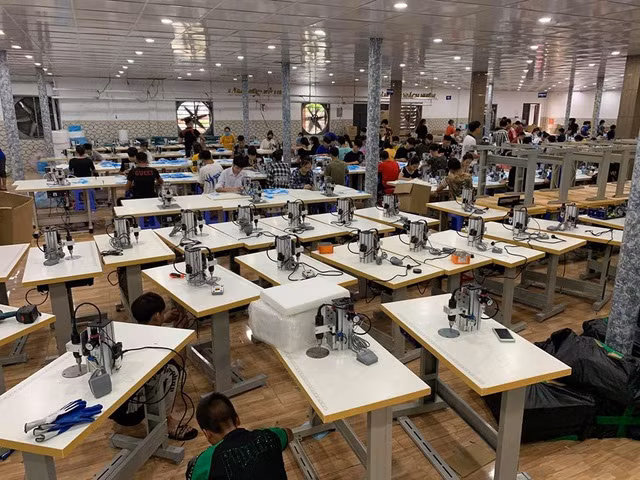 Tuy nhiên, do khẩu trang ế hàng nên công nhân cũng mất việc rất nhiều.