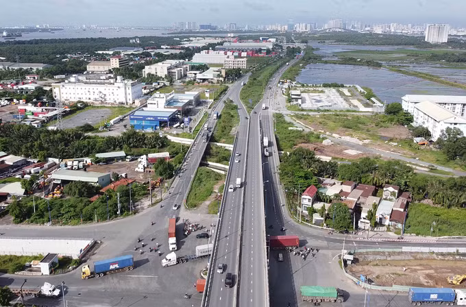 Tuyến đường dẫn cầu Phú Mỹ kết nối trực tiếp với nút giao Mỹ Thủy ra vào cảng Cát Lái (Quận 2) và Phú Hữu (Quận 9) hồi đầu tháng 8