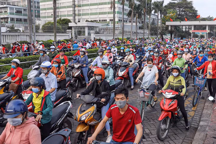 Công nhân Pouyuen lúc tan ca hồi tháng 4