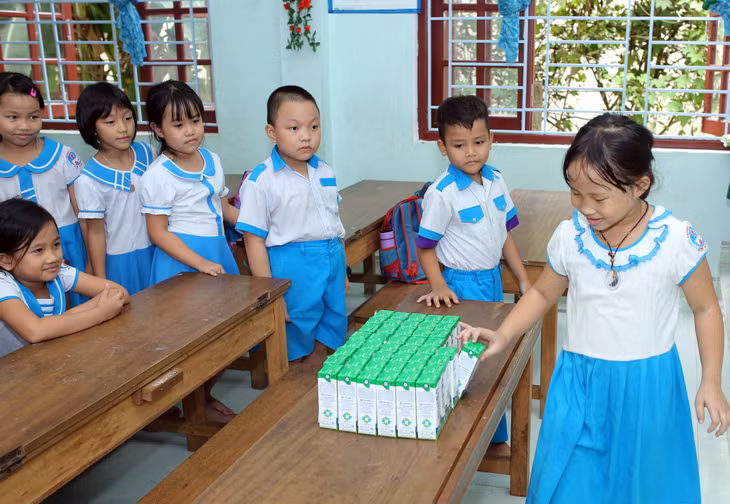 Chương trình Sữa học đường được tỉnh Quảng Nam và Vinamilk triển khai từ tháng 6/2020 dành cho 33.000 trẻ em thuộc 6 huyện miền núi của tỉnh