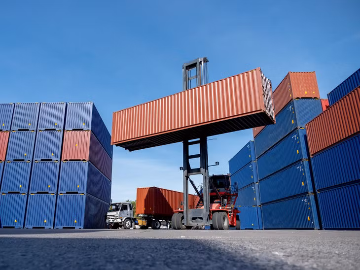 Đề nghị Chính phủ làm rõ việc xử lý 945 container phế liệu tồn đọng. Ảnh minh họa